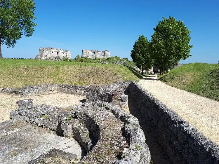 Hôtels à : Coucy-le-Château-Auffrique