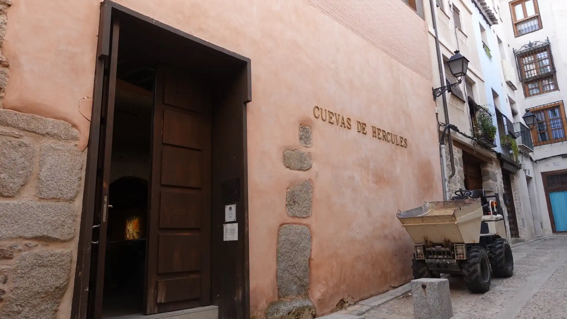 Hotels near Cuevas de Hércules