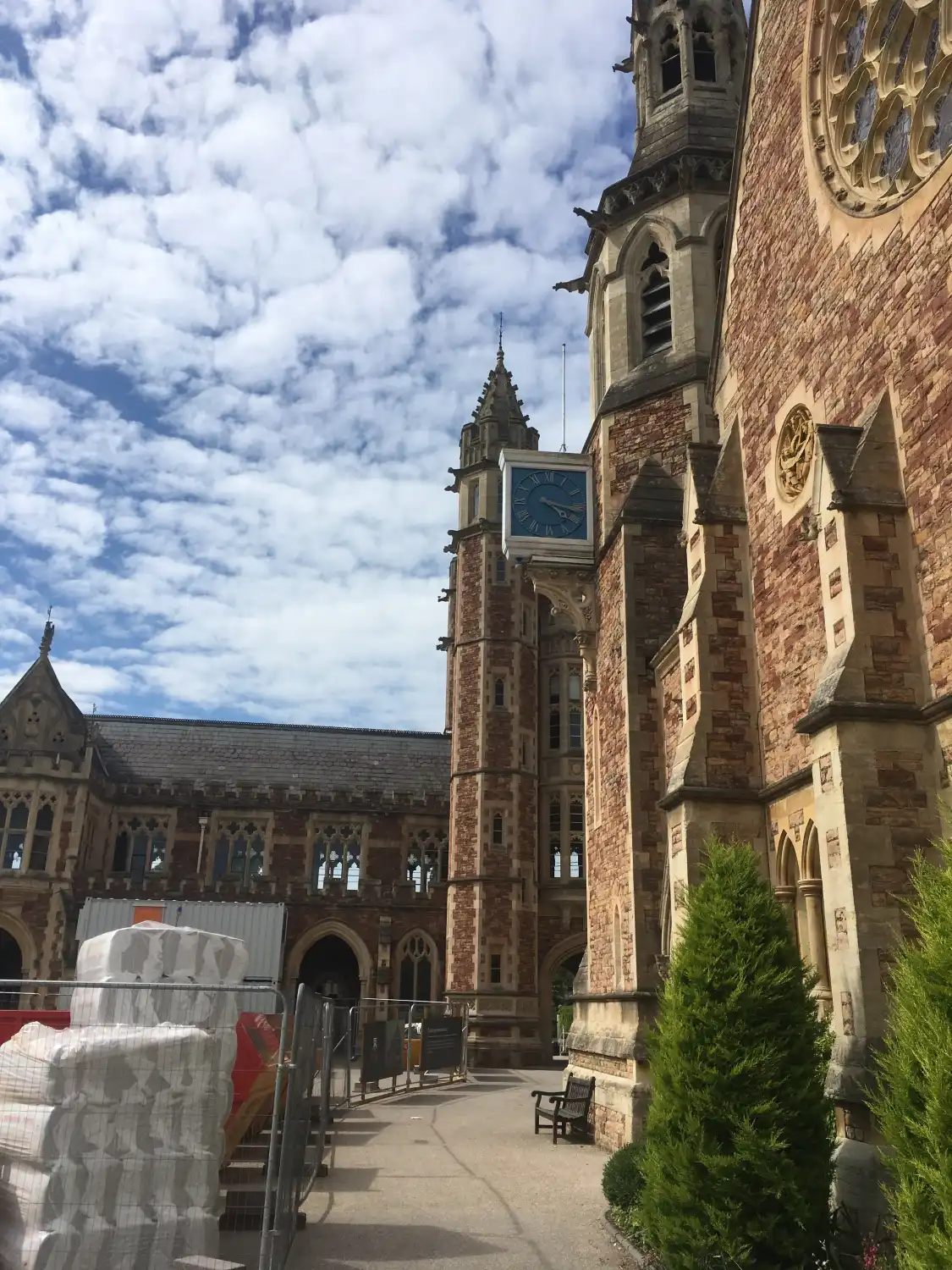 Các khách sạn gần Clifton College Music School