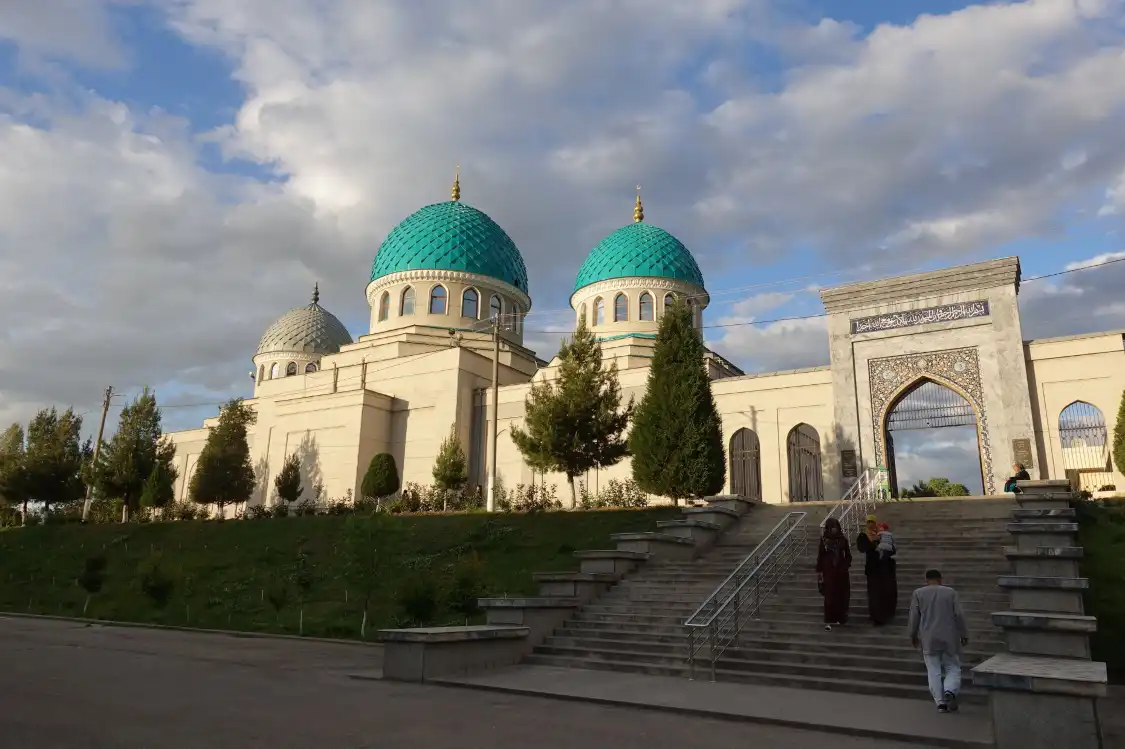 Hotels near Khoja Akhrar Mosque