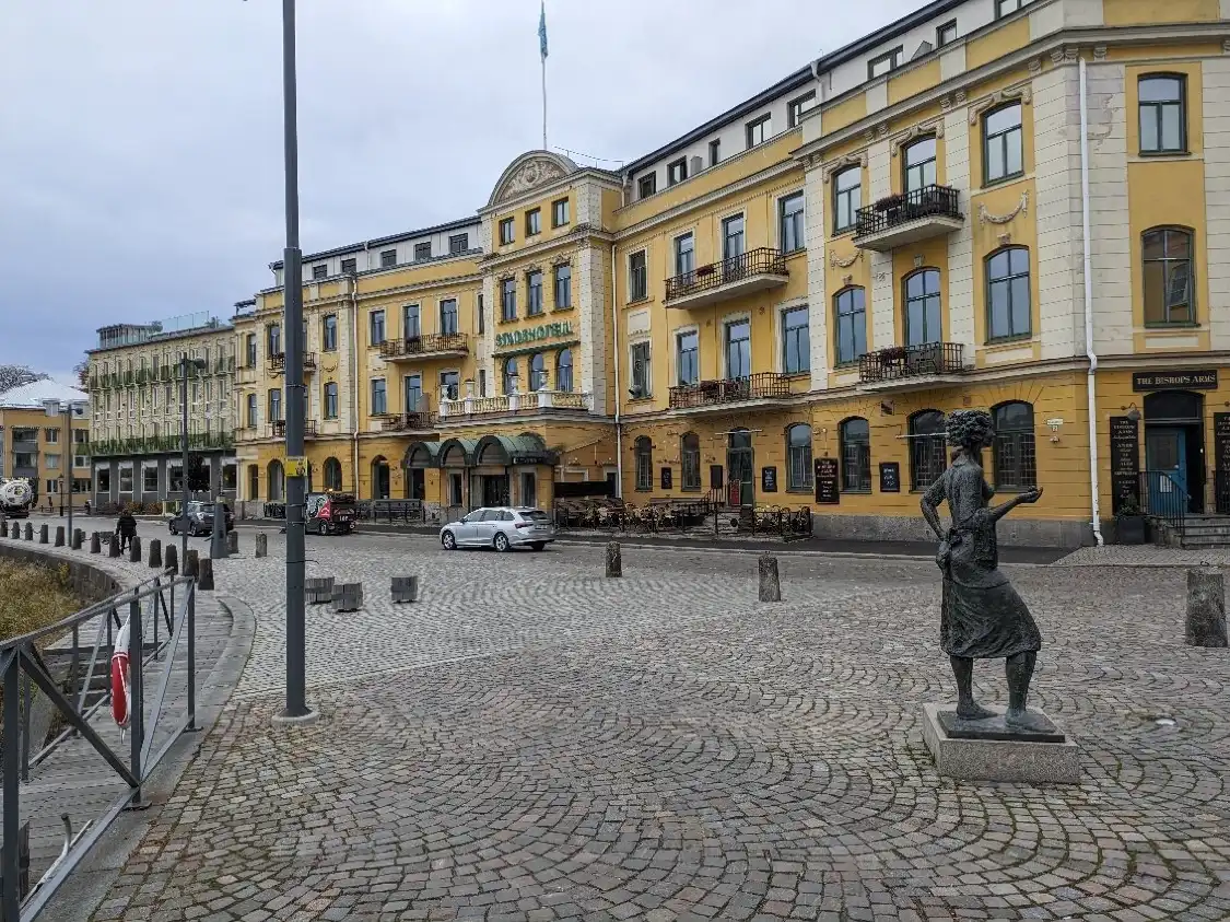 Hotels near Statyn Sola i Karlstad