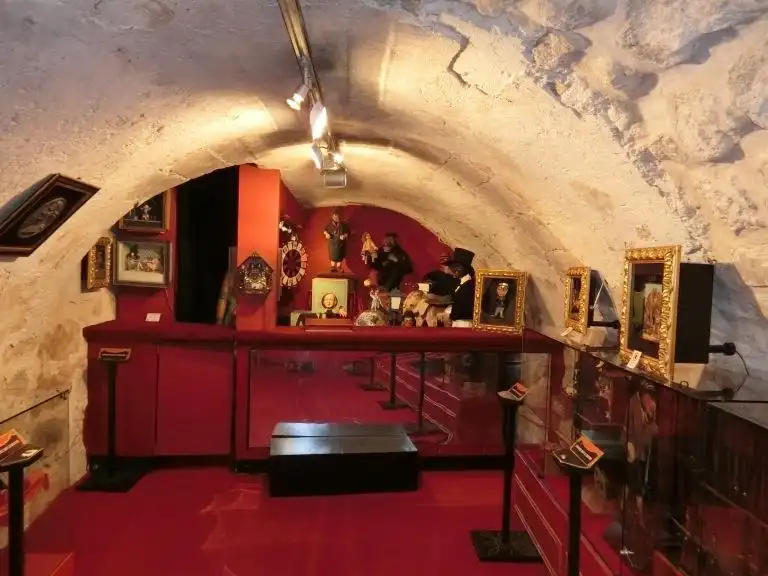 Hotels near Museum of Magic