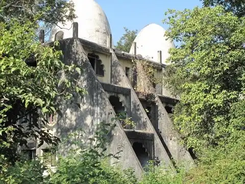 Hotels near Maharishi Mahesh Yogi Ashram