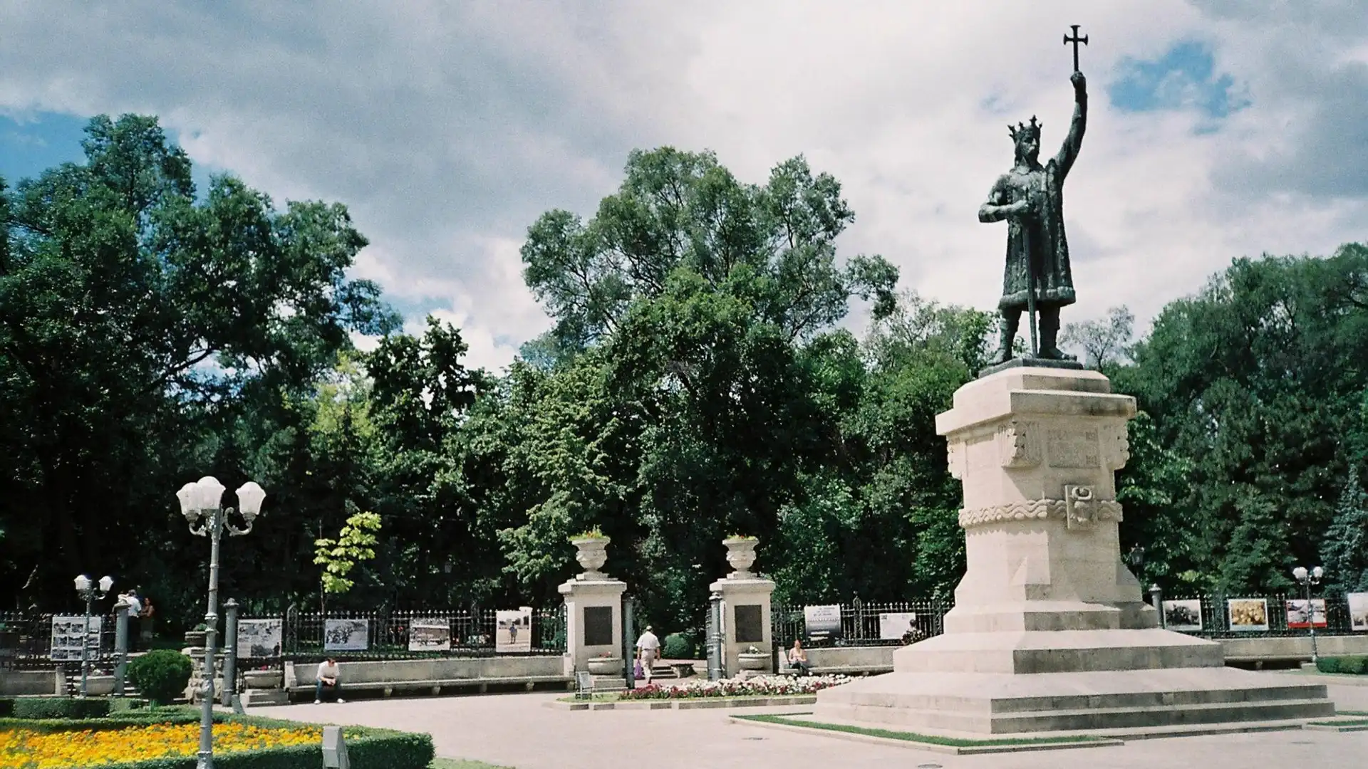 Hotels near Stefan cel Mare Park
