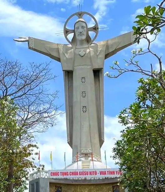 Hotels near Christ The King Statue