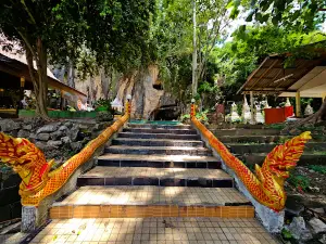 Wat Tham Khuha