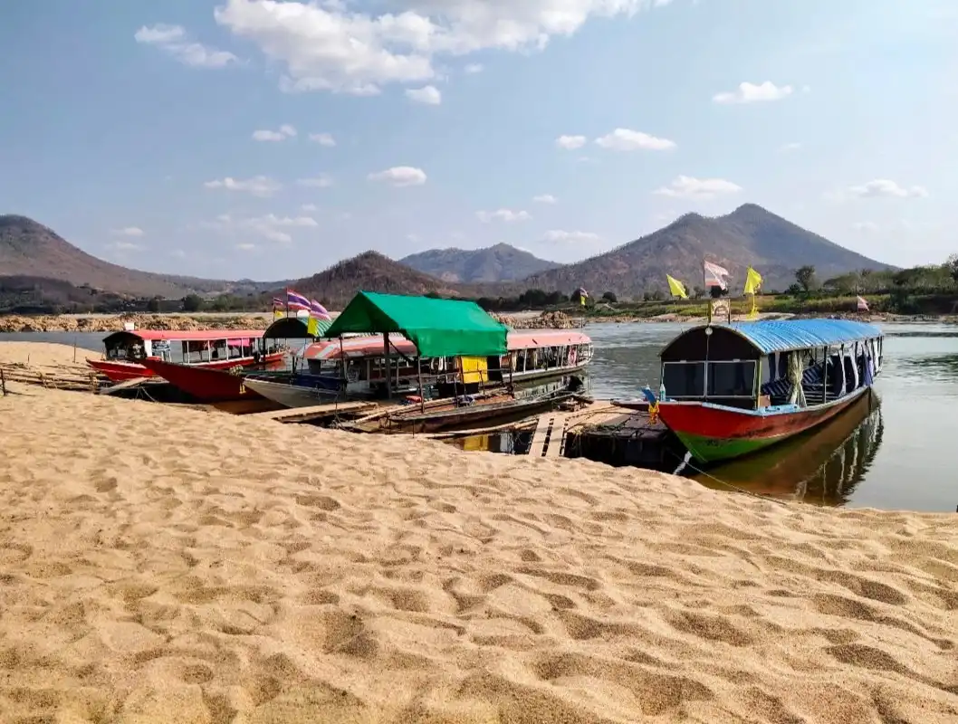 Hotels near Kaeng Khut Khu