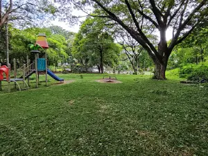 Los Samanes Park