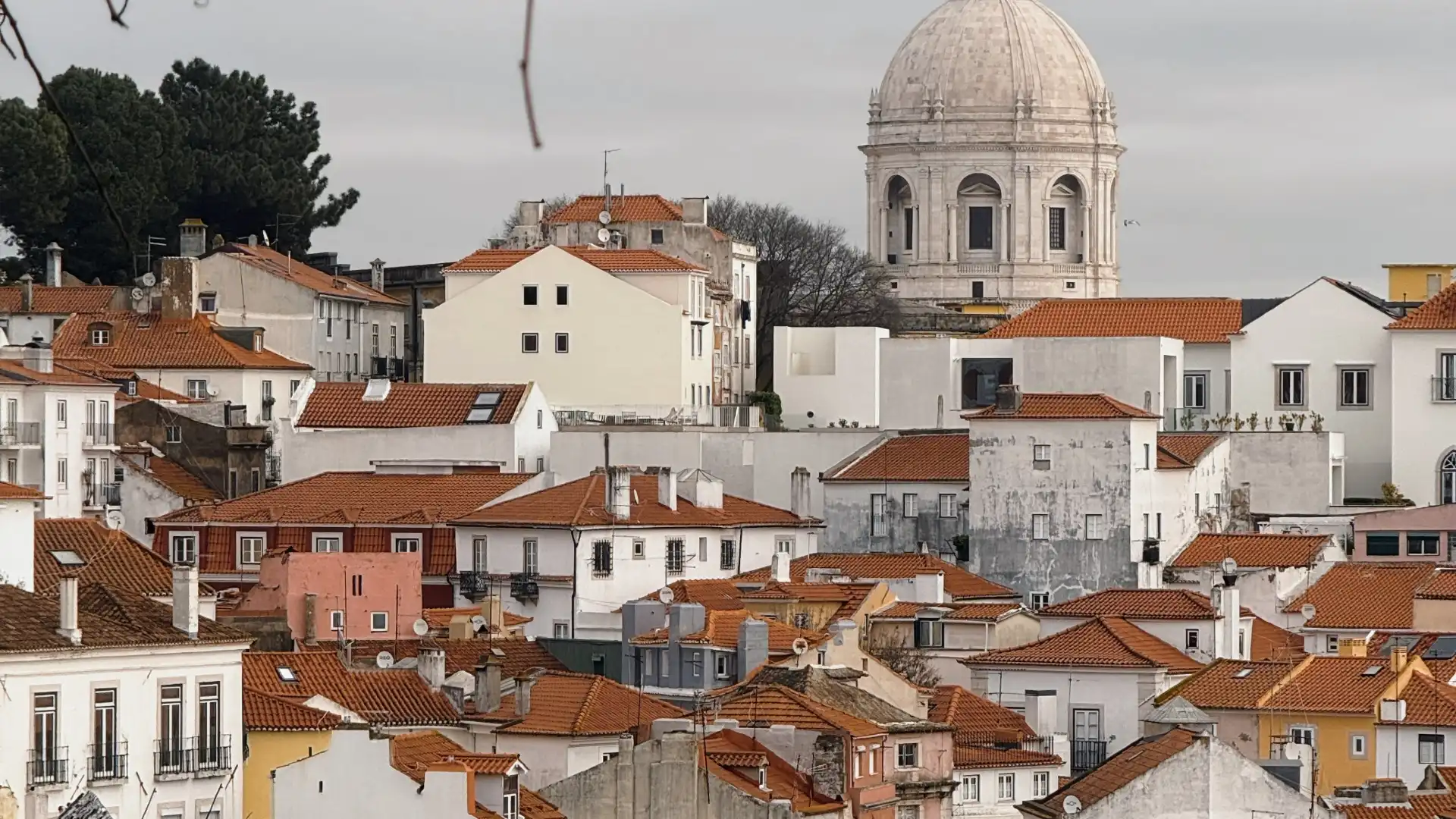 Hotels near Miradouro de Santa Luzia