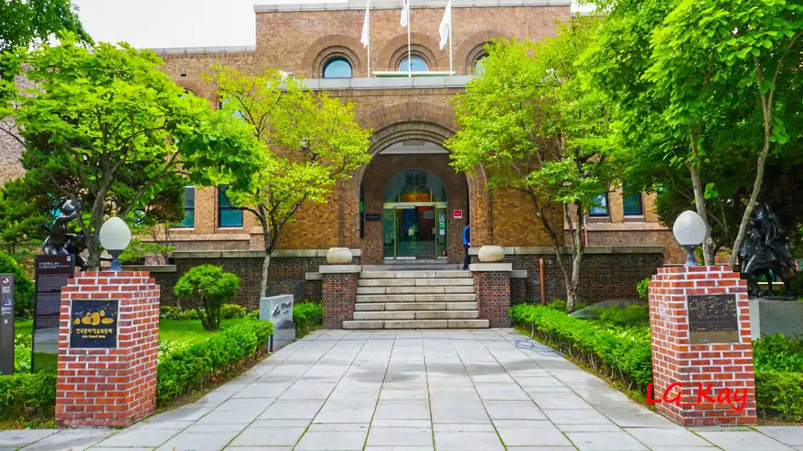 Hotels near Daehak-ro