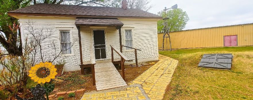 Dorothy's House and the Land of Oz