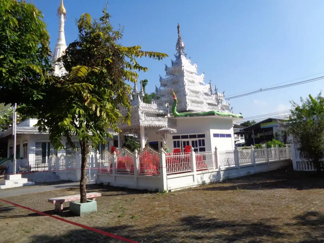 Hotels near Wat Suntharikawas