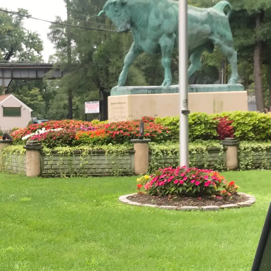 Hotel in zona Whisper the Bull statue