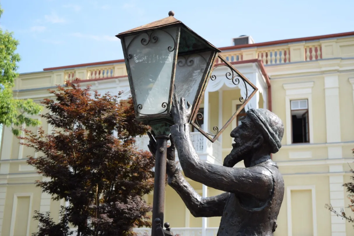 3_The lamp lighter