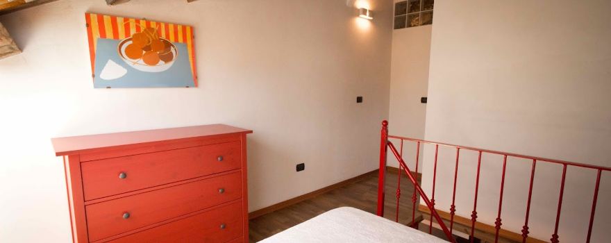 La "casetta rossa del Borgo" -Tropea-