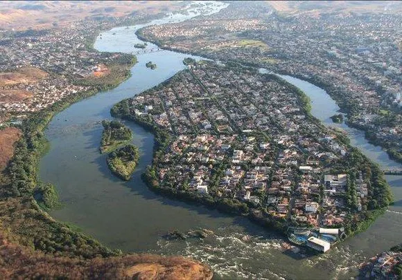 瓦拉達里斯州長市