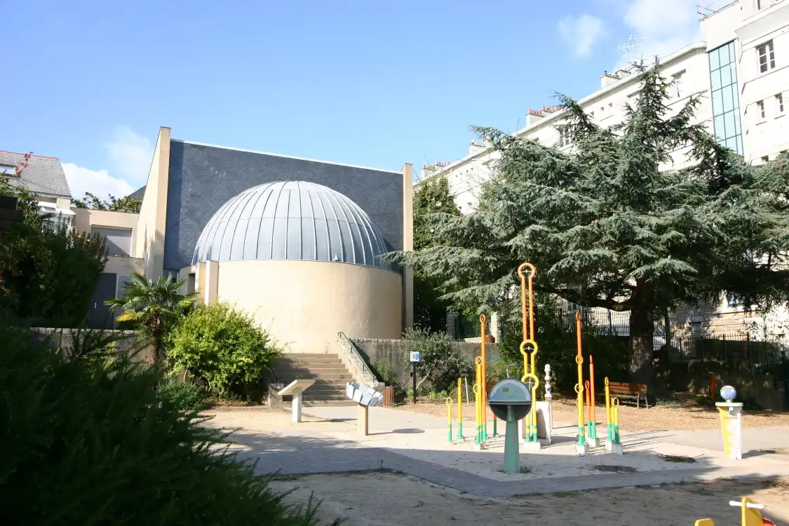 Отели рядом с достопримечательностью «Planetarium of Nantes»