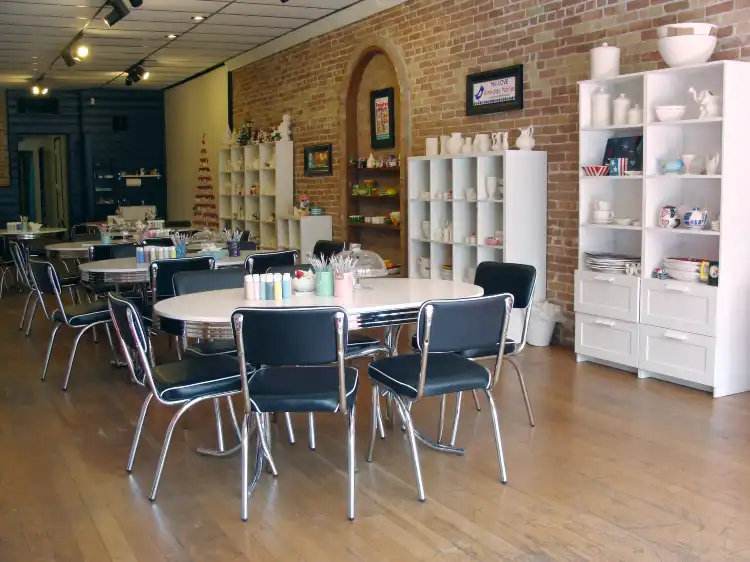 Hotels near Lulu's Crafty Corner