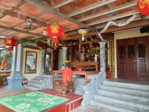 Dam Da Mau Temple