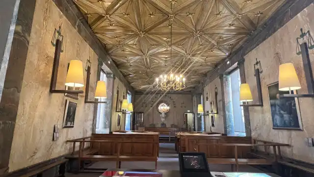 ジェラール男爵美術館周辺のホテル