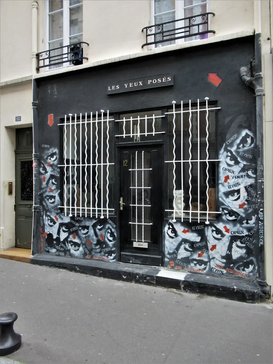 Hotels near Fresque "Les yeux posés"