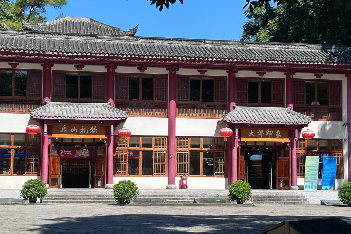 Người đi lại trước tượng Phật khổng lồ