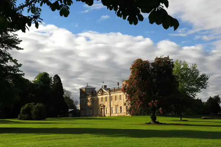 Các khách sạn gần Lydiard Park
