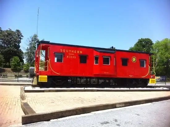 Các khách sạn gần Hub City Railroad Museum