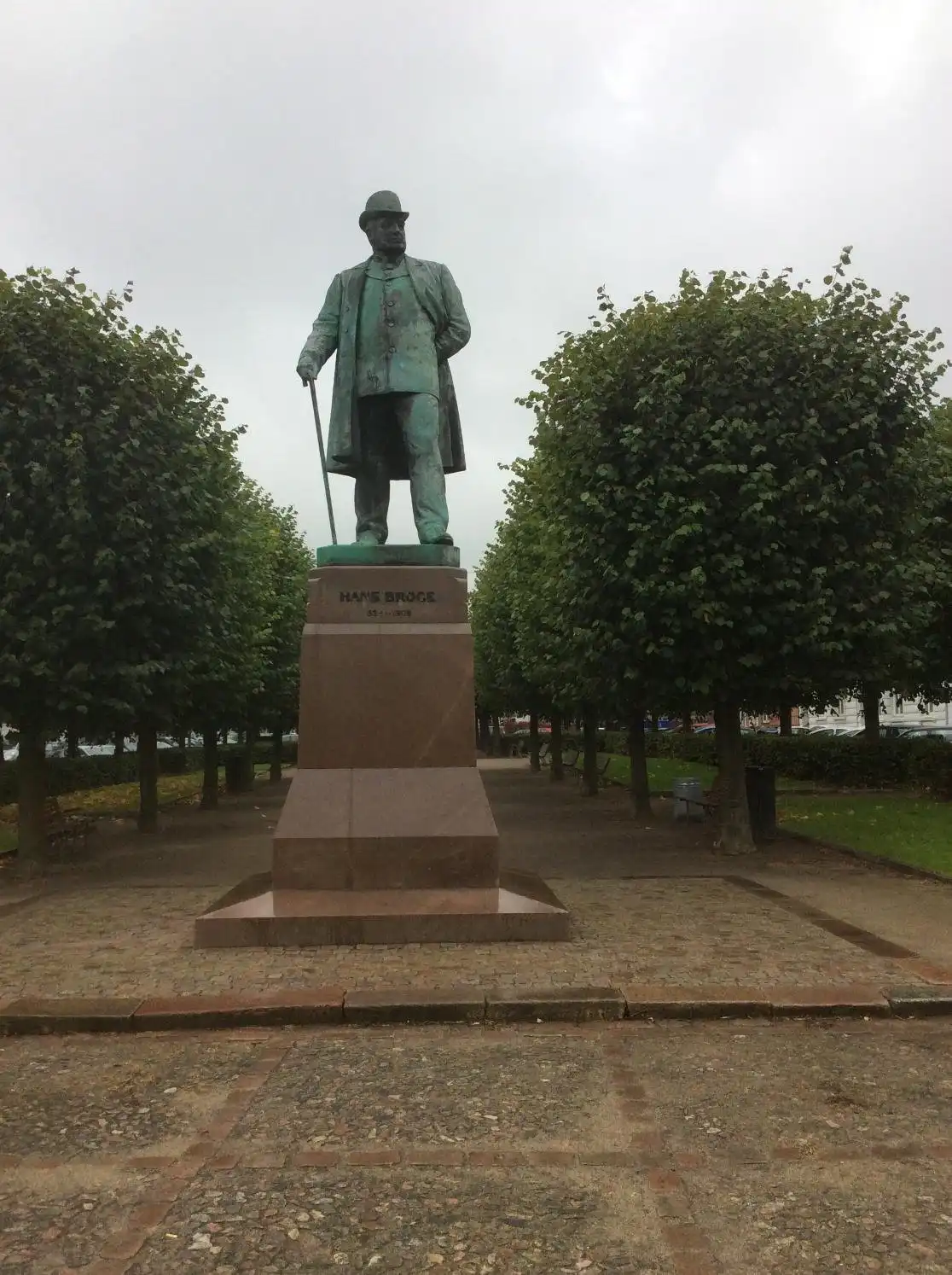 Hotels near Statue af Hans Broge
