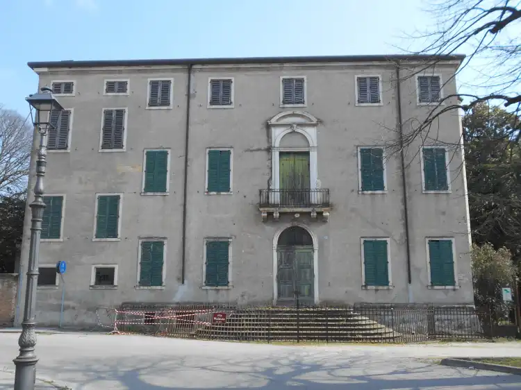 Hotels in Pernumia