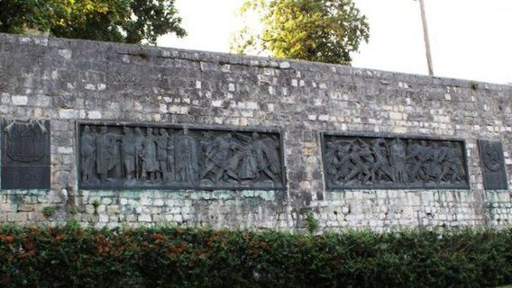 Kameni reljef sa figurom muškarca
