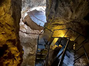 Acceso A Cueva De La Serreta