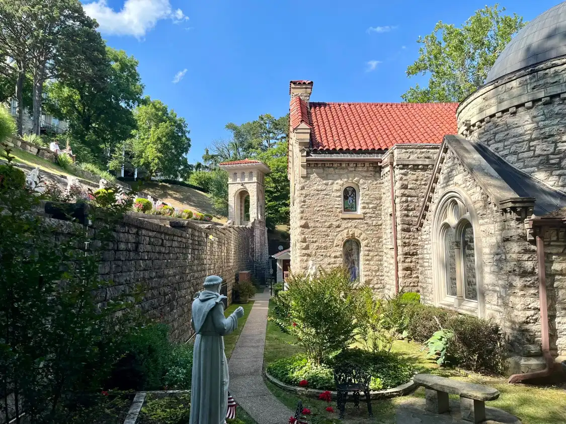 St. Elizabeth's Catholic Church 주변 호텔