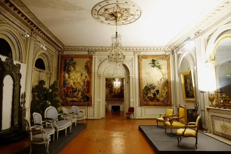 Hotels near Musee des Tapisseries