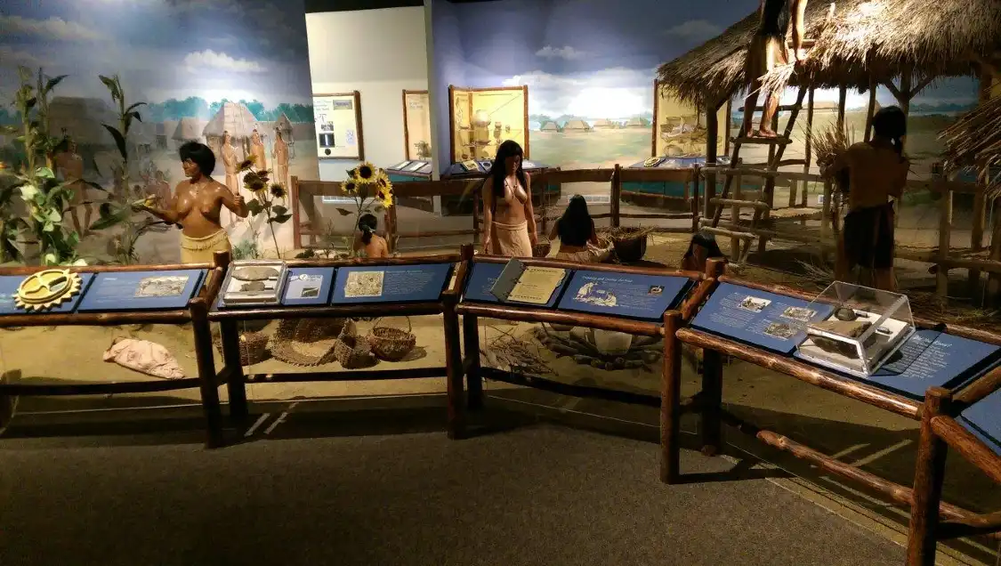 Hotels near Angel Mounds State Historic Site