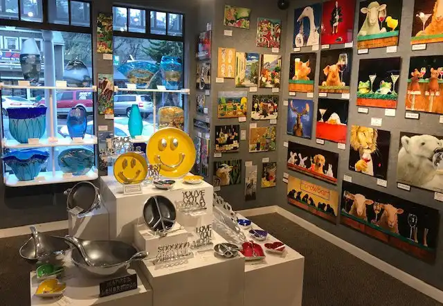 Hotels near Artifacts Gallery