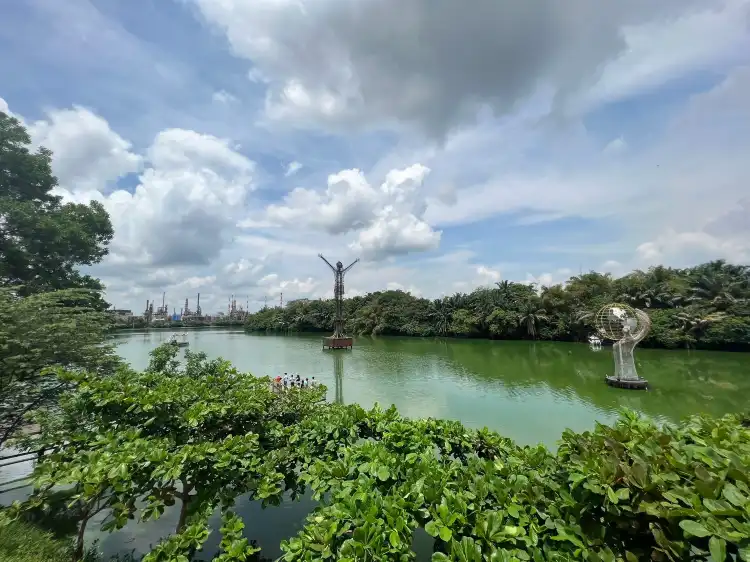 Hotels near A la Vida Park