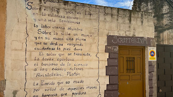 Pintura en pared. Homenaje al Libro.