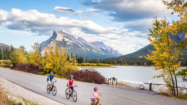 Vermilion Lakes Viewpoint