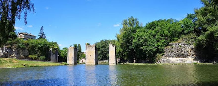 Etang De Lussac Les Chateaux