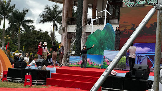 Sân vận động Hướng Hóa