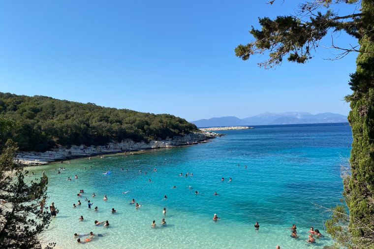 10. เคฟาโลเนีย (Kefalonia) – เกาะเงียบสงบกลางทะเลสีคราม