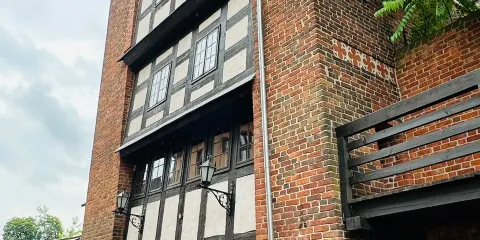 託倫斜塔