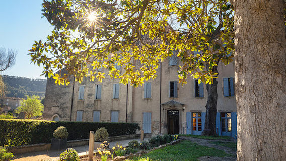 Abbaye médiévale de Lagrasse - centre culturel Les arts de lire