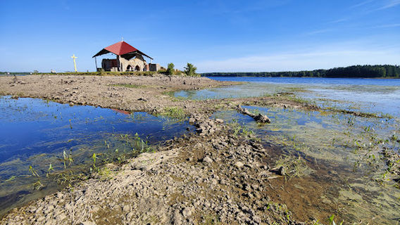 Ikšķiles baznīcas drupas uz Svētā Meinarda salas