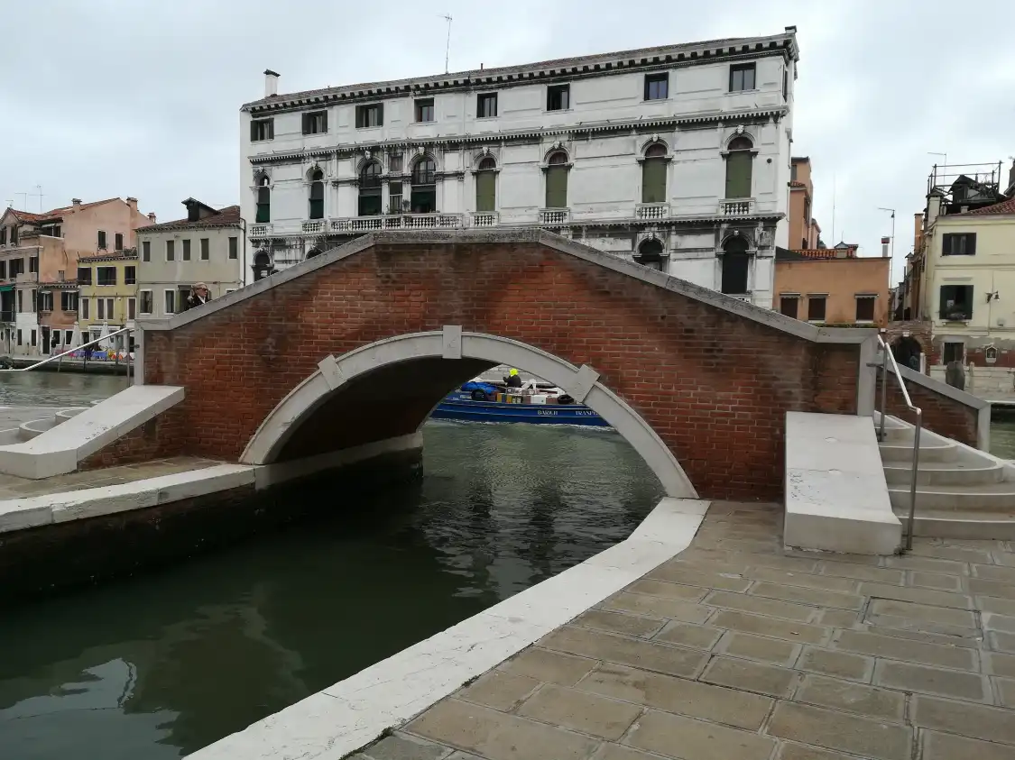 Hotels near Ponte de la Crea