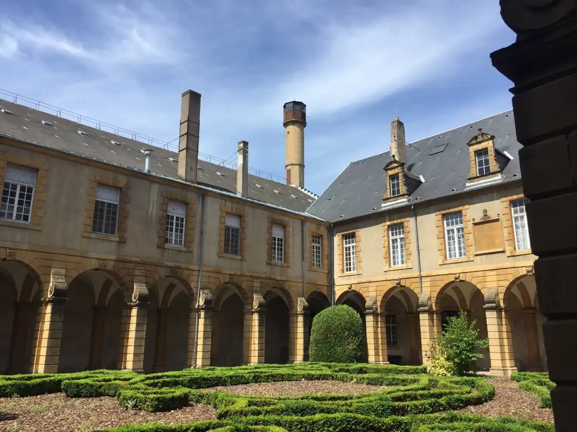Hotel dekat Ancienne Abbaye Saint-Arnoul