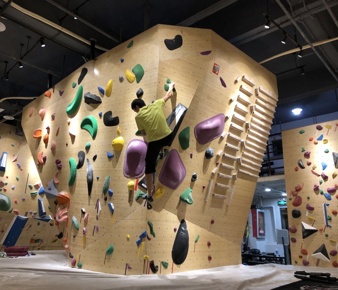 Upper Climbing Gym攀岩(華僑城店)