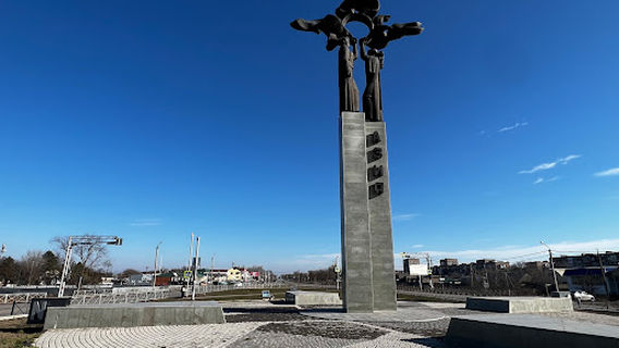 Stela "Peresecheniye 45 Paralleli I 45 Meridiana"