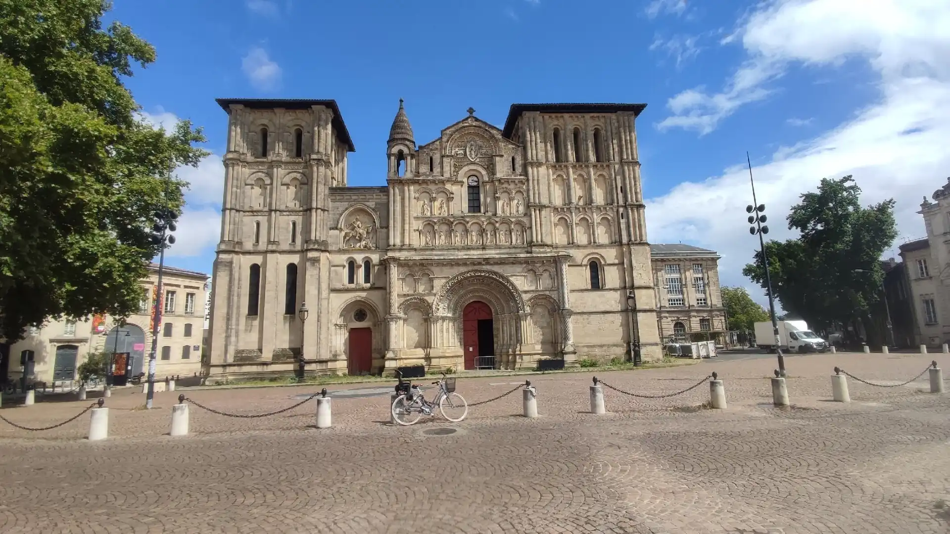 โรงแรมใกล้L'Eglise Sainte-Croix